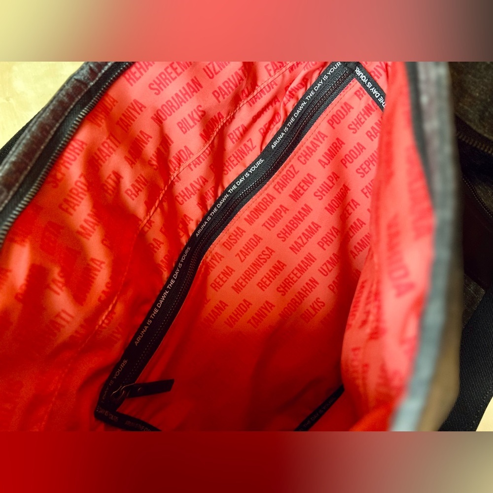 Aruna Aamina Yoga Tote in Charcoal with red lining gym bag beach bag - Picture 8 of 10